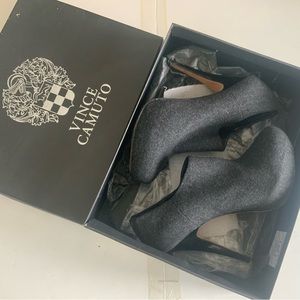 Vince Camuto VC Jerrell Chinchilla black flannel Platform Heels Size 9M